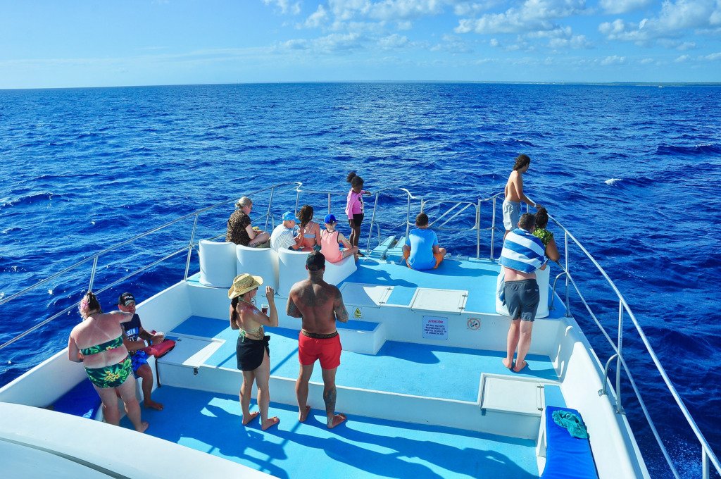 Viajeros disfrutando de la cubierta de un catamarán rumbo a Isla Saona