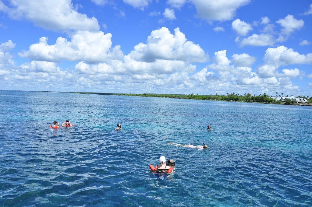 Viajeros disfrutando de la vista del Caribe rumbo a Isla Saona